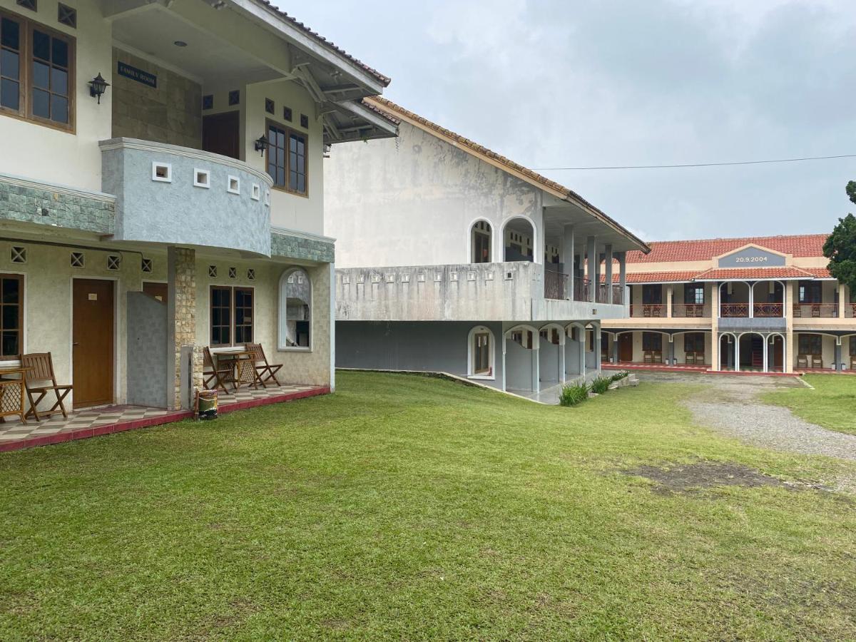 Hotel Puspa Sari Ciater Buitenkant foto