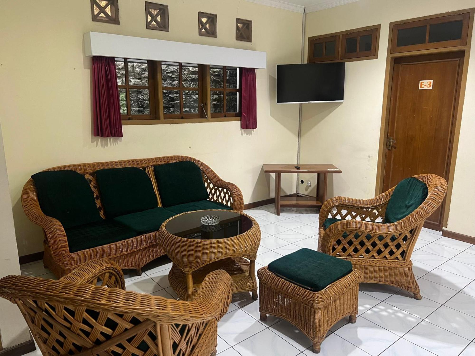 Hotel Puspa Sari Ciater Buitenkant foto